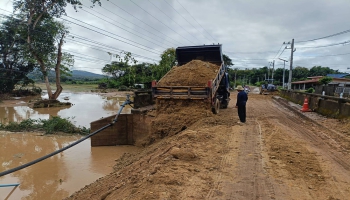 อบจ.แม่ฮ่องสอน เร่งแก้ไขปัญหาคอสะพานขาดจุดที่ 1 บนสายทาง มส. ถ 1 - 0008  บ้านแพะ - บ้านศรีดอนชัย  หลักกิโลเมตรที่ 1+750 (ช่วงบ้านสบหาร ตำบลบ้านกาศ)คาดว่าจะสามารถเปิดเส้นทางใช้สัญจรได้ สองช่องทางภายในเที่ยงวันนี้  อบจ.แม่ฮ่องสอน เร่งแก้ไขปัญหาคอสะพานขาดจุดที่ 1 บนสายทาง มส. ถ 1 - 0008  บ้านแพะ - บ้านศรีดอนชัย  หลักกิโลเมตรที่ 1+750 (ช่วงบ้านสบหาร ตำบลบ้านกาศ)คาดว่าจะสามารถเปิดเส้นทางใช้สัญจรได้ สองช่องทางภายในเที่ยงวันนี้