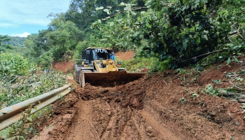 อบจ.แม่ฮ่องสอน เร่งแก้ไขปัญหาดินสไลด์และกำจัดต้นไม้ที่ล้มขวางถนน สายทาง มส. ถ 1 - 0005  บ้านท่าข้าม - บ้านเสาหิน  อำเภอแม่สะเรียง อบจ.แม่ฮ่องสอน เร่งแก้ไขปัญหาดินสไลด์และกำจัดต้นไม้ที่ล้มขวางถนน สายทาง มส. ถ 1 - 0005  บ้านท่าข้าม - บ้านเสาหิน  อำเภอแม่สะเรียง