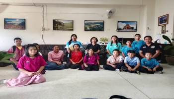 นางกนกศรี สายสอด ผู้อำนวยการโรงเรียน อบจ.บ้านจองคำ ให้โอวาทฯ ก่อนจะออกเดินทางไปแข่งขันกีฬาปันจักสีลัตยุวชน เยาวชน ชิงชนะเลิศแห่งประเทศไทย ครั้งที่ 11