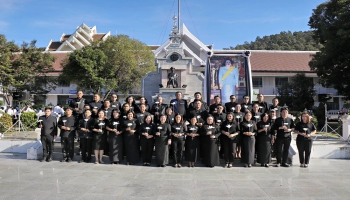 รองผู้ว่าราชการจังหวัดแม่ฮ่องสอน เป็นประธานในพิธี รวมพลังแห่งความภักดีถวายพระพันปีหลวง (แปรอักษร สก) เพื่อแสดงความจงรักภักดี และสำนึกในพระมหากรุณาธิคุณ สมเด็จพระนางเจ้าสิริกิติ์ พระบรมราชินีนาถ พระบรมราชชนนีพันปีหลวง