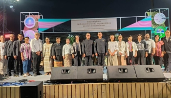 นางอารีย์ แสนสม รองปลัดองค์การบริหารส่วนจังหวัด รักษาราชการแทนปลัดองค์การบริหารส่วนจังหวัดแม่ฮ่องสอน และนางเรณู นะนักวัฒน์ พนักงานผู้สูงอายุทรงคุณวุฒิ ด้านการพัฒนาสังคม ร่วมพิธีเปิดงานน้อมรำลึกถึงสมเด็จพระนางเจ้าสิริกิติ์ พระบรมราชินีนาถ พระบรมราชชนนีพันป