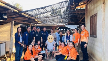 เครือข่ายต้นกล้า อบจ.แม่ฮ่องสอน โรงเรียนราชประชานุเคราะห์ 21 อำเภอแม่ลาน้อย นำเงินที่รวบรวมไว้จากการขายขวดพลาสติก กิจกรรมตามโครงการ ต้นกล้า อบจ.ขยะเติมสุข ซื้อผ้าอ้อมผู้ใหญ่ นม และขนม มอบให้แก่ผู้ป่วยติดเตียง ณ บ้านท่าสองแคว อ.แม่ลาน้อย จ.แม่ฮ่องสอน