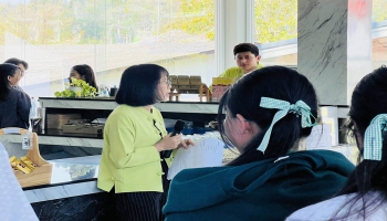 นางประภาภรณ์ วิมลพันธ์ ผู้อำนวยการกองยุทธศาสตร์และงบประมาณ และเจ้าหน้าที่ในสังกัดฯ ต้อนรับและให้ความรู้กับนักเรียน ชั้นมัธยมศึกษาปีที่ 5/2 จำนวน 33 คน จากโรงเรียนห้องศึกษา ในพระอุปถัมภ์ฯ ที่มาศึกษาดูงาน