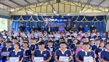 นายไชยจิตร กาญจนะ สมาชิกองค์การบริหารส่วนจังหวัดแม่ฮ่องสอน เขต 2 อำเภอปาย เป็นประธานในพิธีปิดโครงการการศึกษาเพื่อต่อต้านการใช้ยาเสพติดและความรุนแรงในเด็กนักเรียน(D.A.R.E.ประเทศไทย)